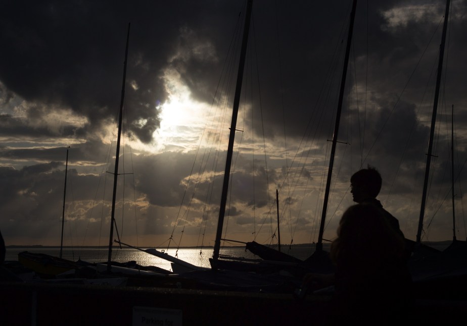 By 7pm the sky was warming up with touches of soft amber that would later become intensely red.