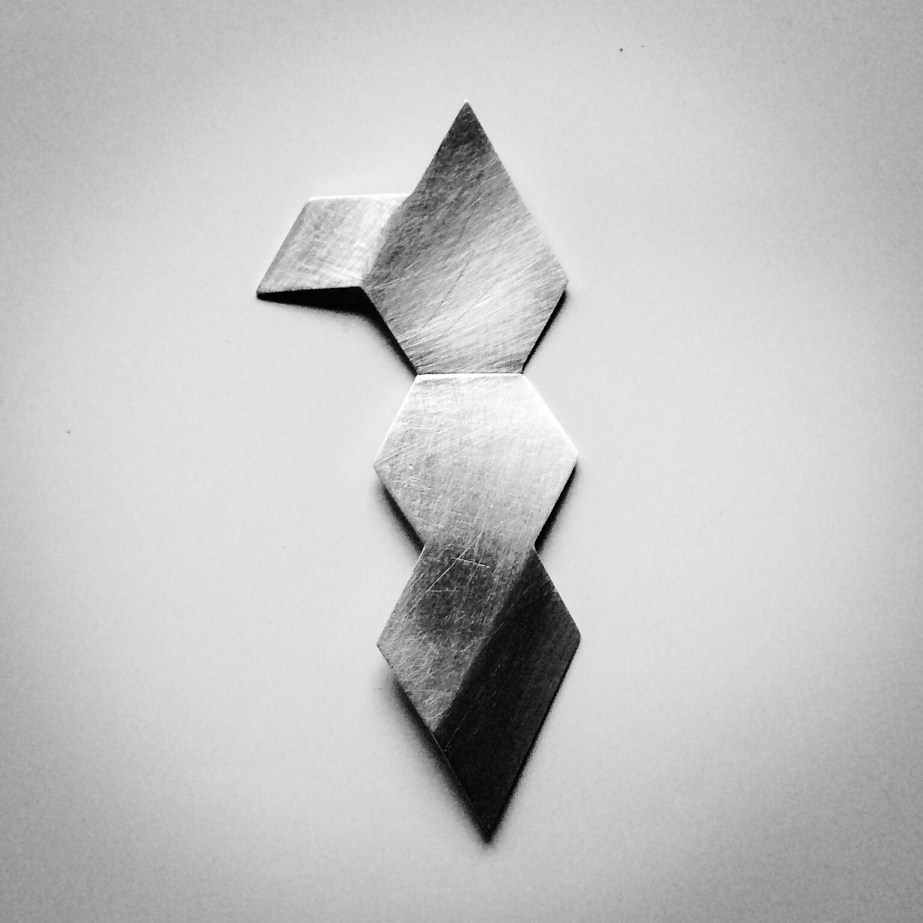 Isometric brooch